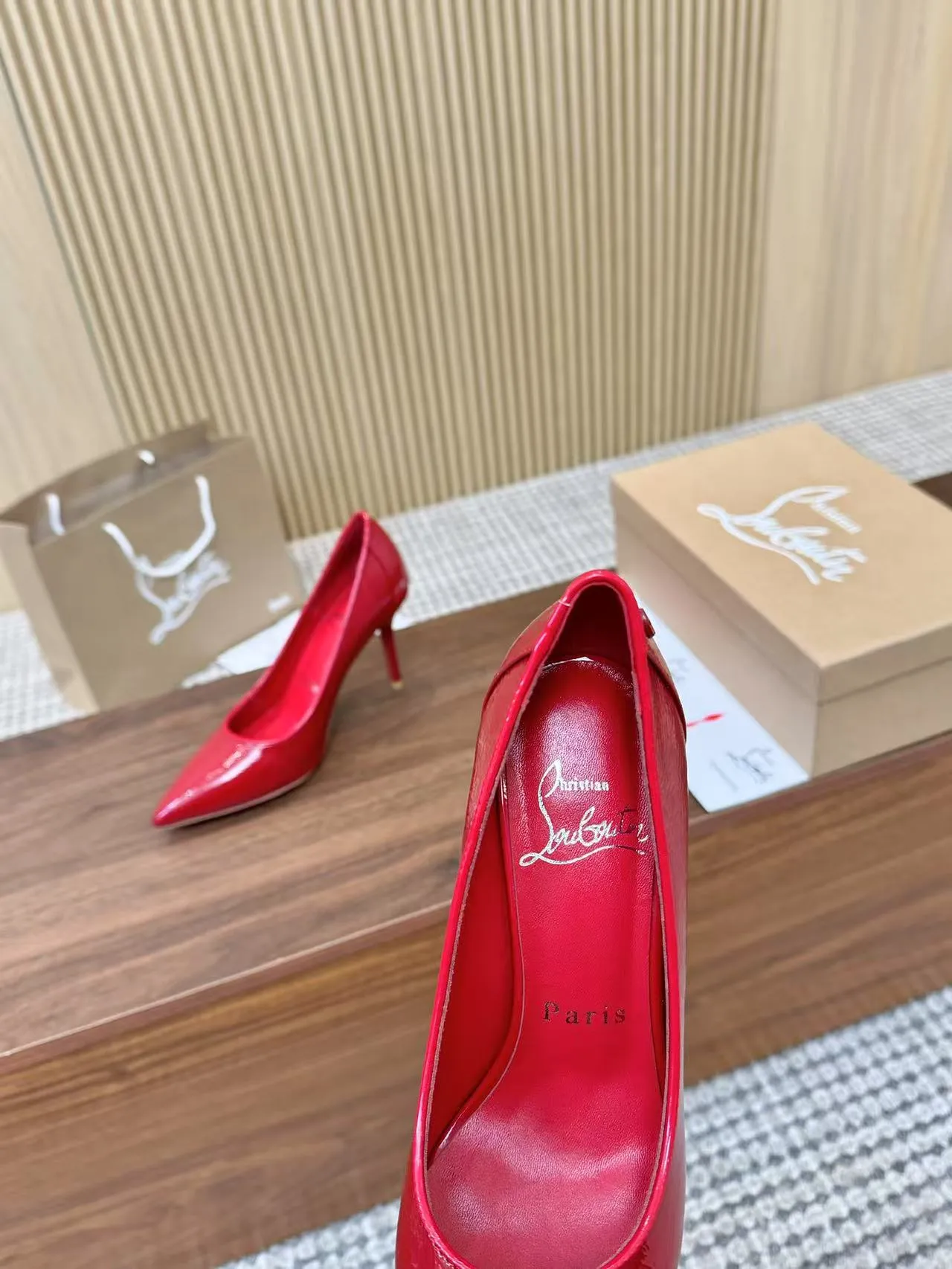👟👟Ex-factory price 480👟👟 Genuine leather sole +40 Year-round shipment💝Christian Louboutin CL👠 "Patent Leather Hemming Craft Series" Noble and luxurious, real blingbling👟👟 Real materials, all customized by the pattern maker, and the materials are made of original customized materials to achieve the taste of the original 5 color options💍Upper: Imported👉cow patent leather💪 Lining: Sheepskin foot pad/lining Size: 34-40.41.42 Heel height: two options: 10.5cm and 8.5cm
